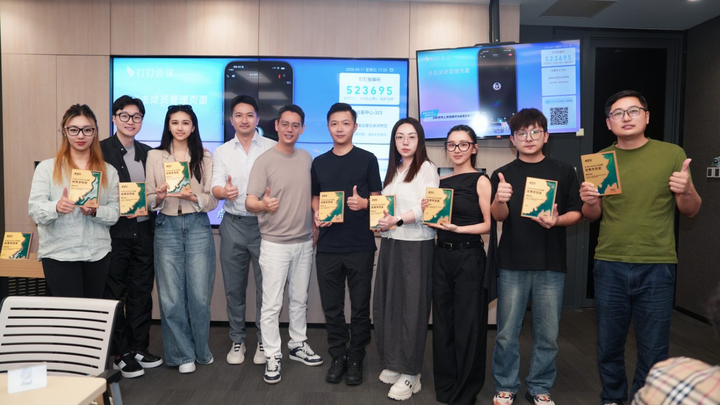 通问AI商业战略实训营 · 优秀学员奖颁奖合影，学员手持奖牌竖起大拇指